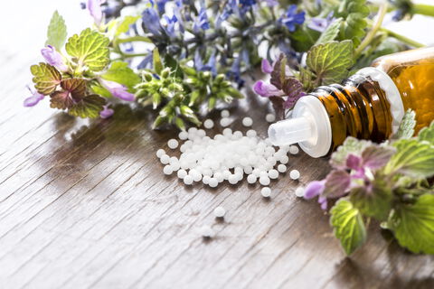 Homöopatisches Präparat mit Heilpflanzen