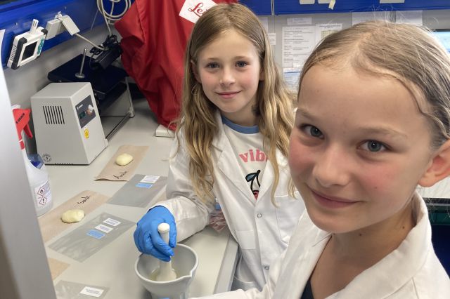 Zwei Schülerinnen beim Ferienprogramm